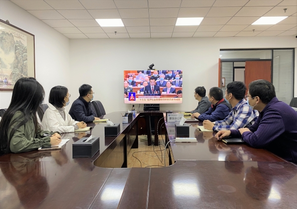 J9集团投资公司组织收看第十三届全国人大四次会议开幕式
