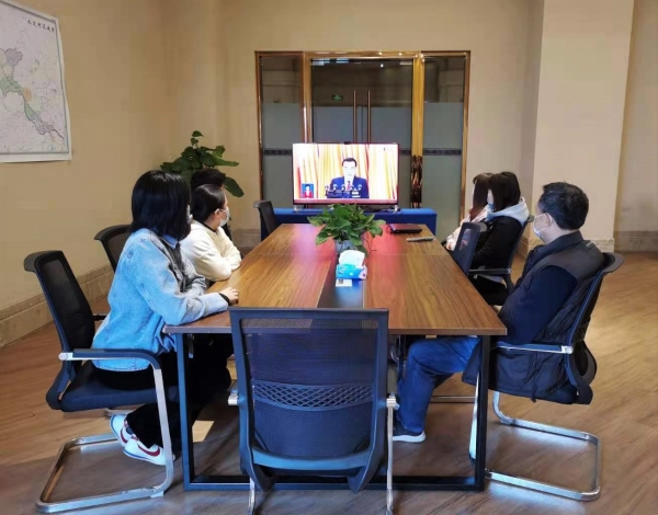J9集团投资公司组织收看第十三届全国人大四次会议开幕式