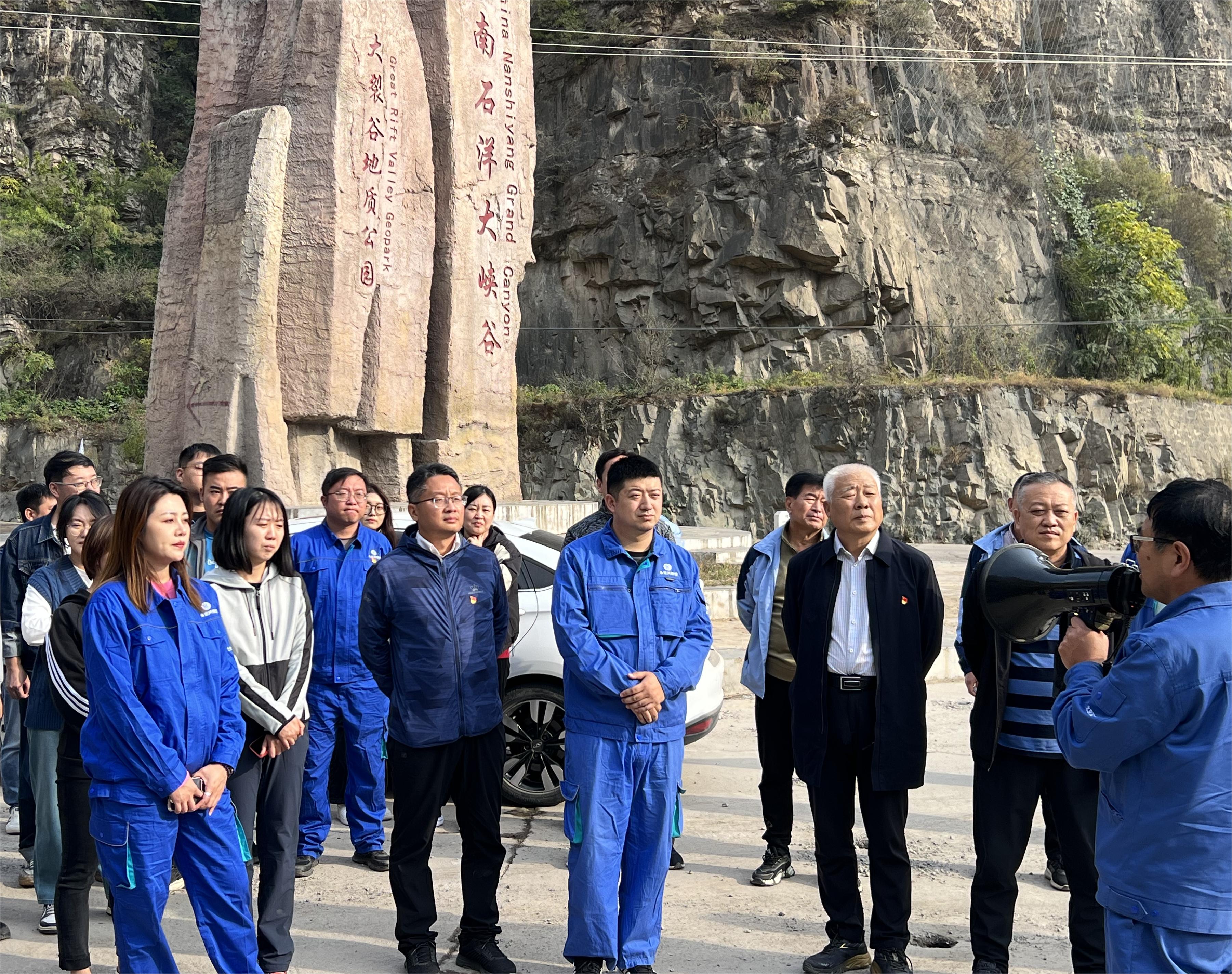 “铭刻汗青鼓劲头 联结一心建新功” 北京地域结合党支部进行徒步走党日共建活动