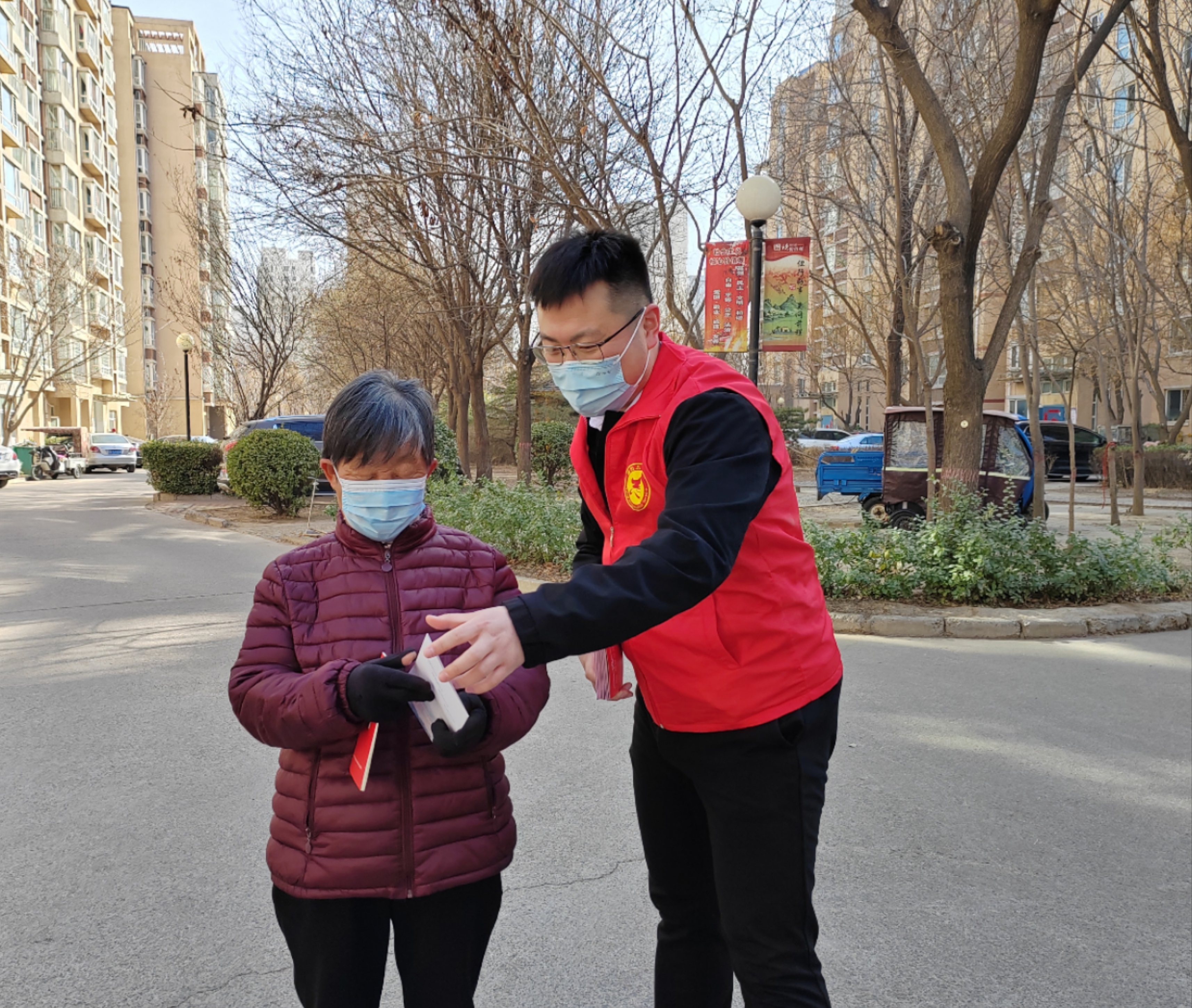 临汾地域结合党支部与属地社区结合发展学雷锋活动